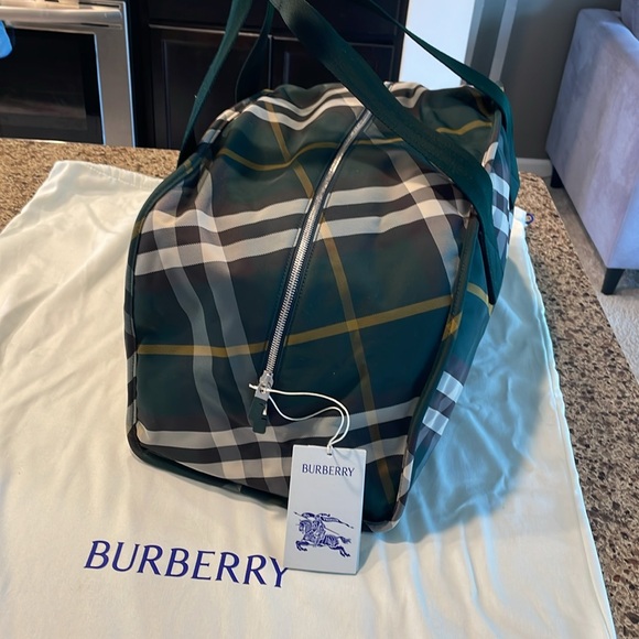NWT BURBERRY GREEN DUFFLE BAG - Picture 6 of 7